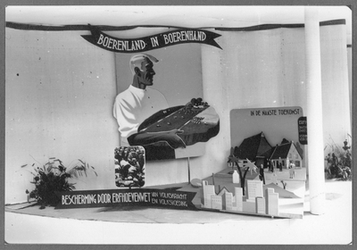 605613 Afbeelding van de stand van het Nederlandsch Agrarisch Front (N.A.F.) op het Vredenburg (op de hoek met de Lange ...